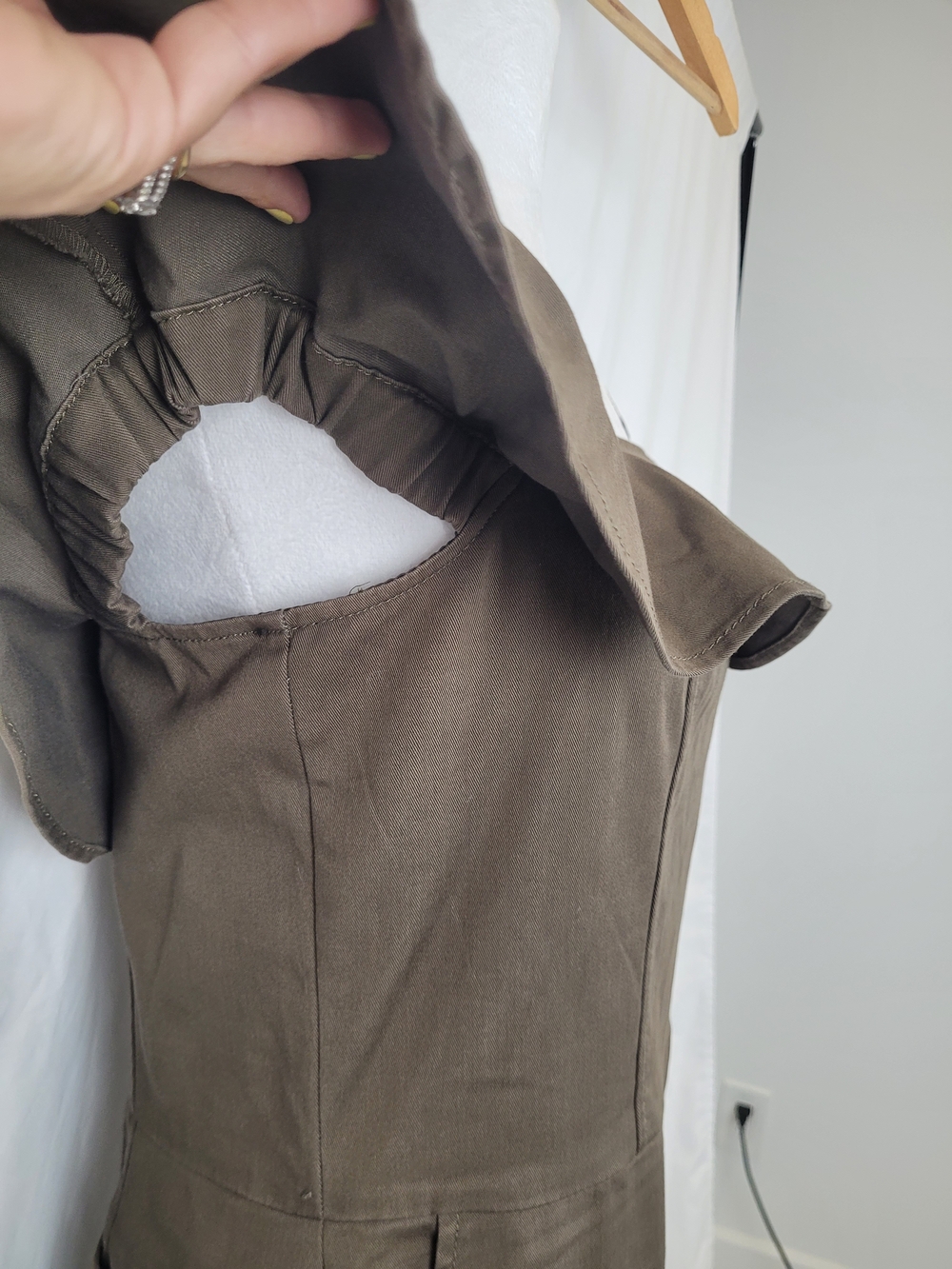 Banana Republic NWOT Olive Off-Shoulder Ruffle Jumpsuit with Tie Waist  Size 4 - Picture 7 of 14